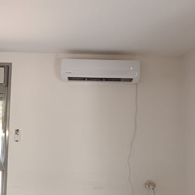 מזגן מותקן על קיר לבן בחדר