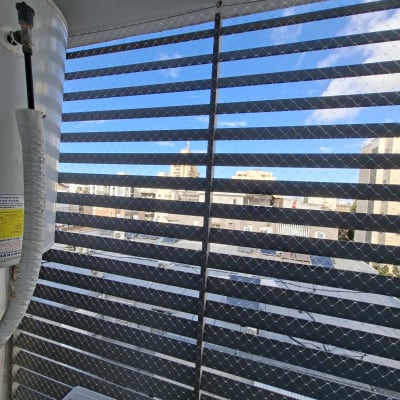 רשת למניעת כניסת יונים על מרפסת בניין