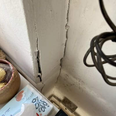 סדק בקיר ליד חוטים ומפסק חשמלי