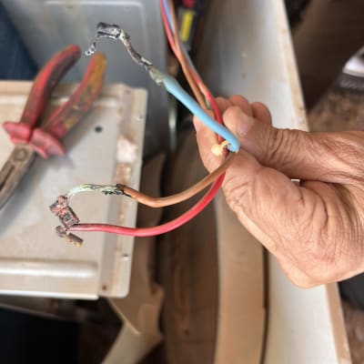 חוטי חשמל שרופים במזגן במהלך תיקון