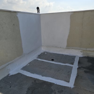 איטום גג עם חומר לבן על קירות ורצפה