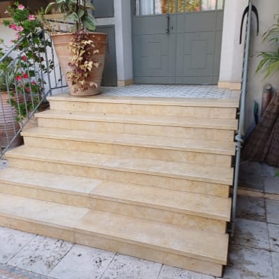 מדרגות אבן עם לכלוך קל על הרצפה