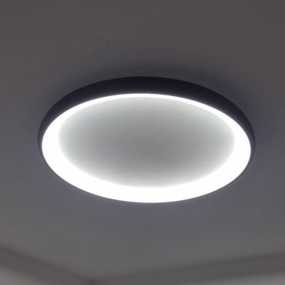 תאורה עגולה מותקנת בתקרה, מאירה בחוזקה