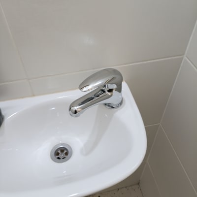 כיור עם ברז כרום בחדר אמבטיה