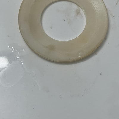 טבעת גומי עגולה על משטח לבן