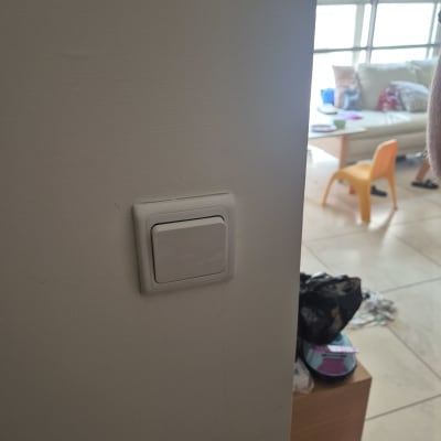 מתג חשמלי על קיר ליד חדר מגורים
