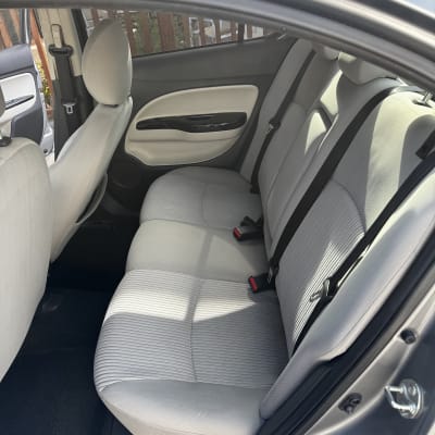 מושב אחורי של רכב עם ריפוד אפור