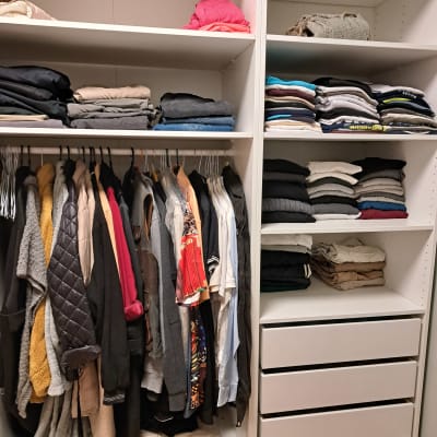 ארון בגדים מסודר עם מדפים ומגירות