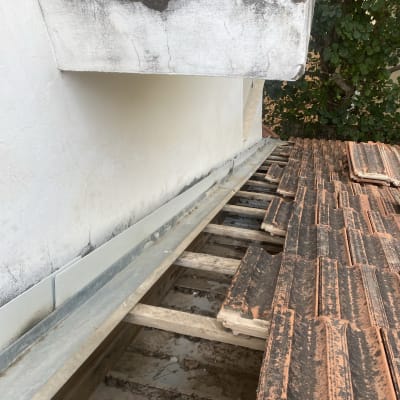 רעפים על גג עם קורות עץ חשופות