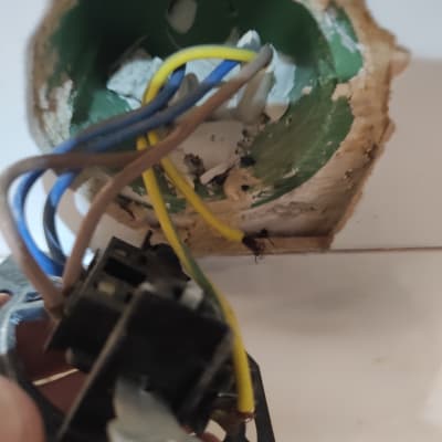 חוטי חשמל בתוך קופסה בקיר