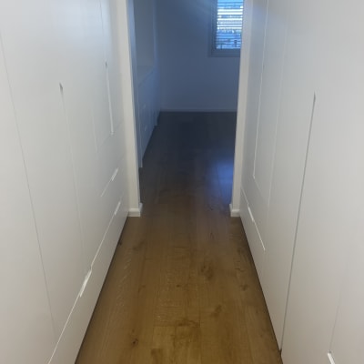 מסדרון נקי עם רצפת עץ וחלון