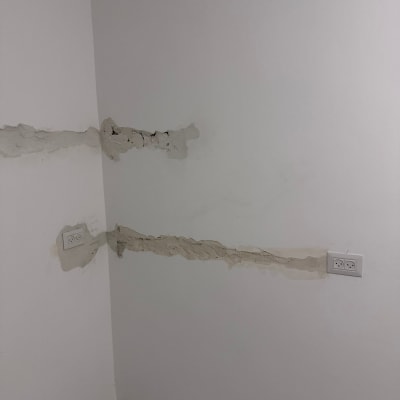 קיר עם שקעים ותיקוני טיח