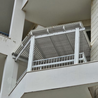 מרפסת עם רשת למניעת כניסת יונים