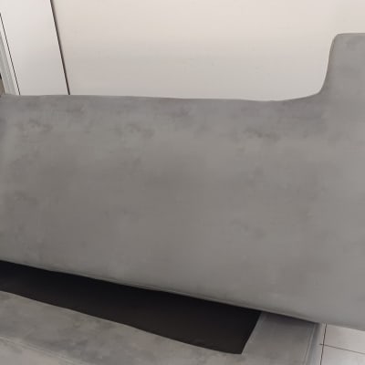 כרית ספה אפורה על רצפה לבנה