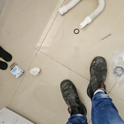 צינור גמיש, טבעת אטם וכלי עבודה על הרצפה