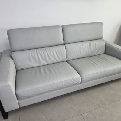 ספה אפורה על רצפת אריחים