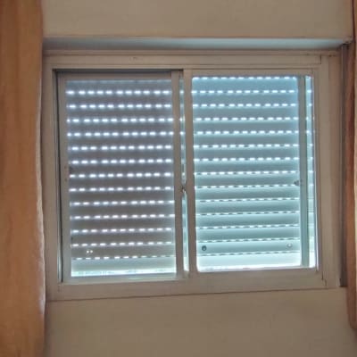 חלון הזזה עם תריס גלילה מורד וארגז תריס עליון