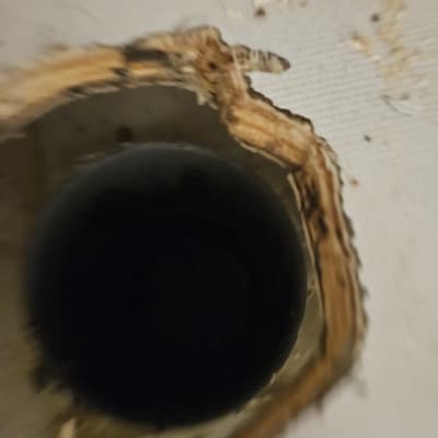 חור בצינור עם קצוות עץ חשופים