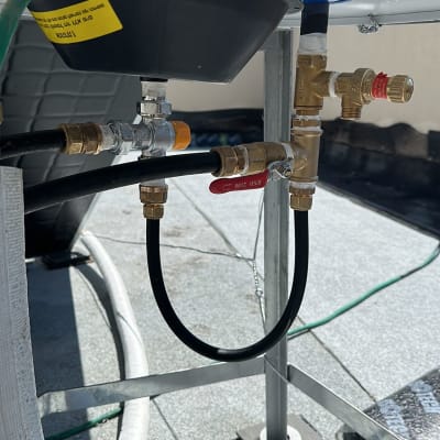 צנרת ומחברים של דוד שמש על גג