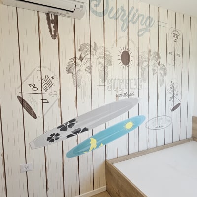 טפט עם עיצוב גלישה, גלשנים ודקלים