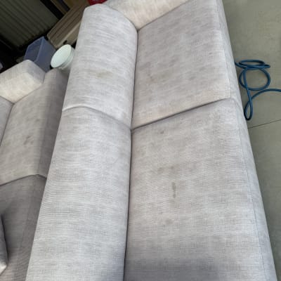 ספה עם כתמים, מכונת ניקוי וחומרי ניקוי