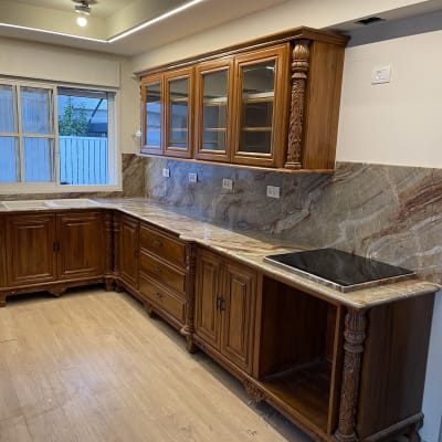 שיש במטבח עם ארונות עץ מעוצבים