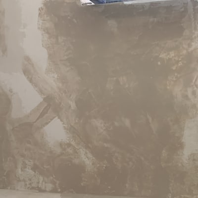 קיר עם טיח חדש בתהליך איטום