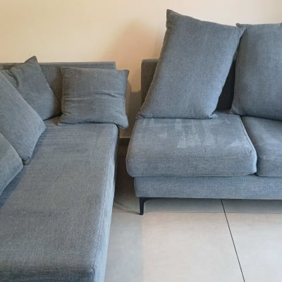 ספות אפורות עם כריות על רצפת אריחים