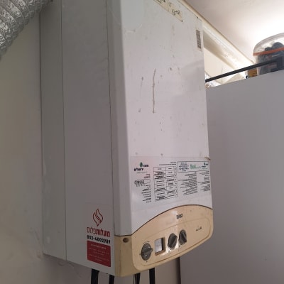 דוד חימום גז עם לוח בקרה וכפתורים