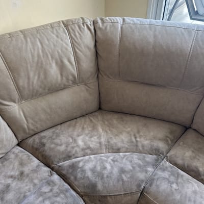 ספת בד פינתית בגוון אפור לאחר ניקוי עמוק בבית הלקוח