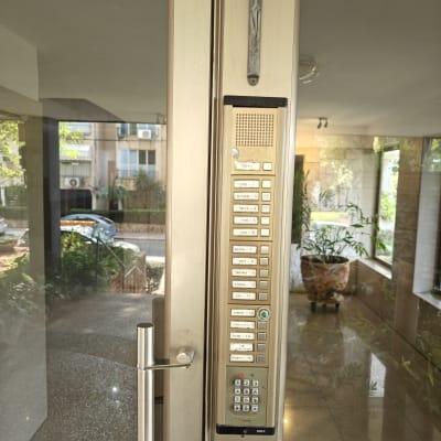 אינטרקום עם לחצנים ומקשים על דלת כניסה