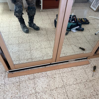 תיקון ארון עם כלים על הרצפה