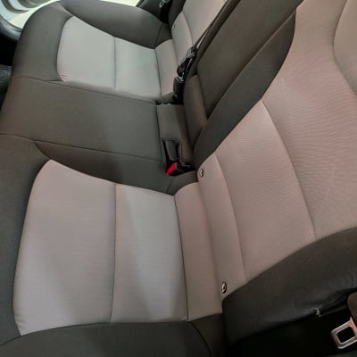 מושב רכב נקי לאחר ניקוי יסודי