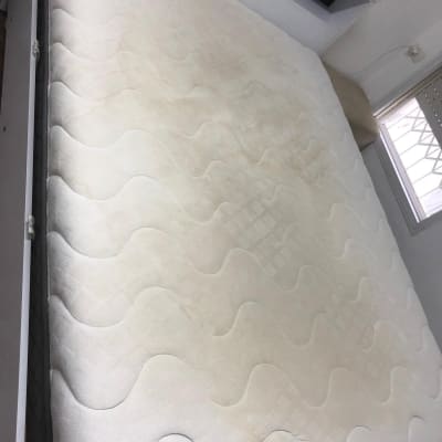 מזרן עם כתמים לפני ניקוי