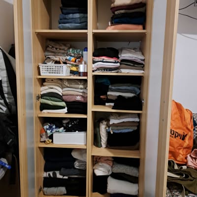 ארון בגדים עם מדפים מסודרים, בגדים מקופלים בקפידה
