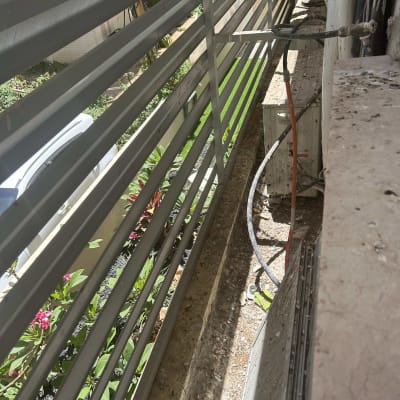 מרפסת עם לכלוך ואבק על הרצפה והמעקה