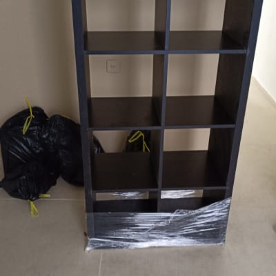 מדף עם שקיות שחורות ברקע, לא מציג עבודה בתחום