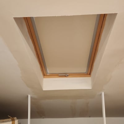 חלון גג עם מסגרת עץ וקירות גבס