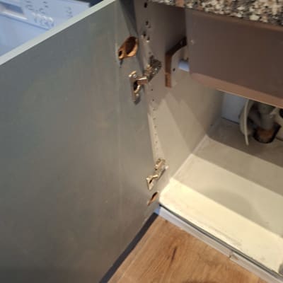 ארון מטבח עם דלת שבורה ותיקון נדרש