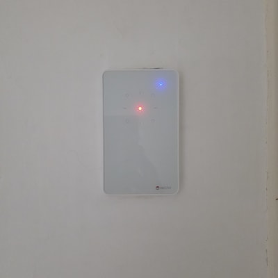 מתג חשמלי עם נוריות חיווי אדומות וכחולות