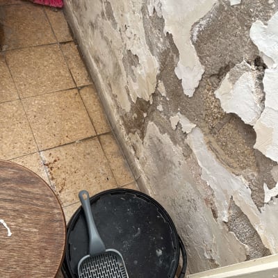 כלי עבודה על רצפה ליד קיר מתקלף