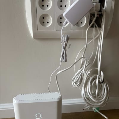 נתב רשת מחובר לשקעי חשמל וכבלים מסודרים