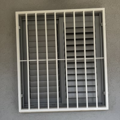 סורגי מתכת על חלון אפור