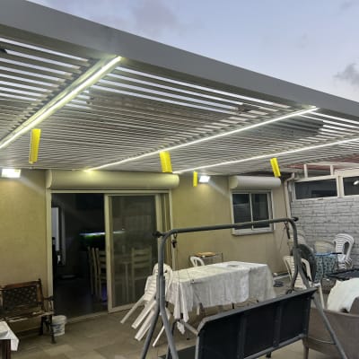 תאורת לד מותקנת על פרגולה בחצר ביתית