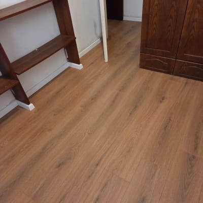 רצפת פרקט עץ בחדר עם מדפים ודלת פתוחה