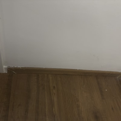 פינת קיר עם רצפת עץ ועבודת גימור