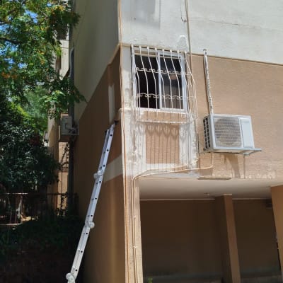 בניין עם סולם ועבודות תיקון חיצוניות