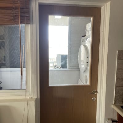 דלת עץ עם חלון זכוכית שקוף במרכז