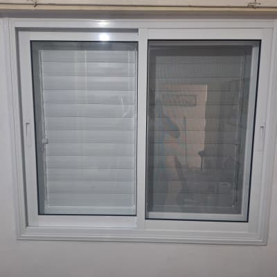 חלון אלומיניום עם תריסים סגורים