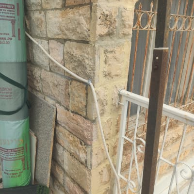 קיר אבן עם צינור וגליל חומר איטום